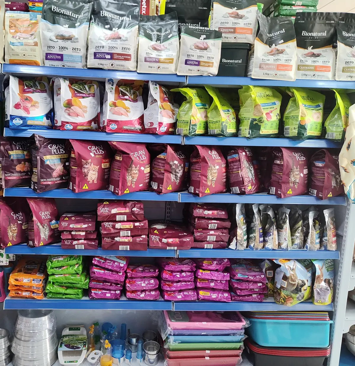 Prateleiras de ração para cães e gatos